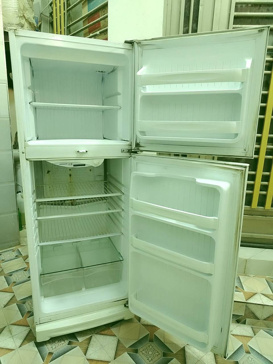 السلام عليكم 
ثلاجة للبيع كونكورد الاصلي موطور بنسونك البناني و الفريزر خارجي 17 قدم كلش نظيفة شرط الفحص 
للاستفسار الاتصال ع الرقم ***********
