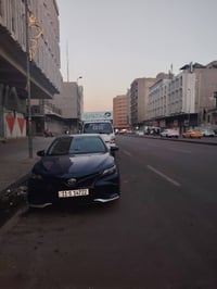كامري 2023 هايبرد وارد أمريكي se بلاك سياره نضيفه نقص واحد مابيه ماشيه...