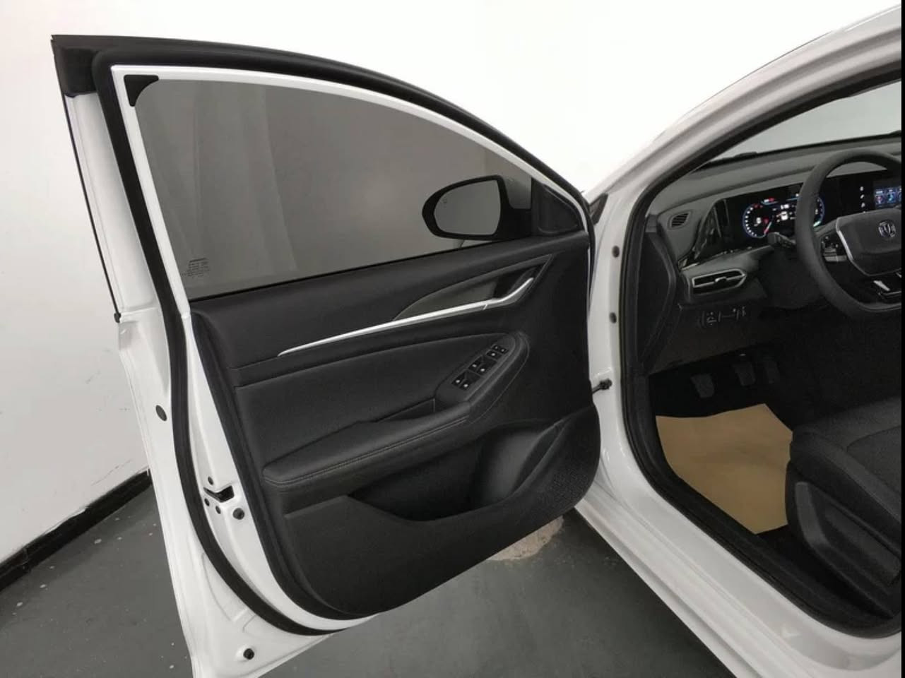 🚗Changan Eado 2025 PLUS
Couleur : blanc
Kilométrage : 6 300 km
Date de première immatriculation : juin 2025
État : peinture d'origine
Légère retouche de peinture sur une partie du pare-chocs avant
Moteur 1,5 litre + boîte manuelle à 5 vitesses
Le véhicule a passé tous les contrôles avec brio
Transparence totale sur l'état du véhicule : je m'engage à signaler tous les défauts au client
Prix de gros avantageux
Nous invitons tous nos amis à établir une collaboration à long terme !


**إذا كنت صاحب هذا الإعلان وتريد حذفه لأي سبب، رجاءا أرسل رسالة إلى الدعم الفني**