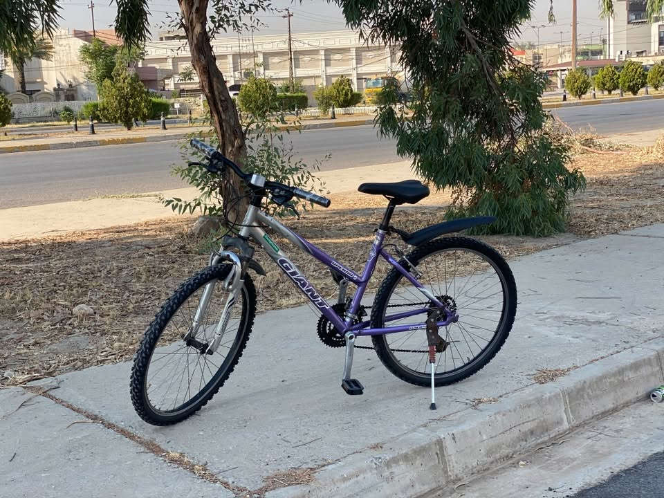 السلام عليكم بايسكل للبيع من شركه جينت المعروفه  بايسكل حجم 26 لشه ناصيه استعراضي كير ودبل شغال تايرات جدد 
مكاني موصل الايسر للتواصل على الرقم *********** بي واتساب
