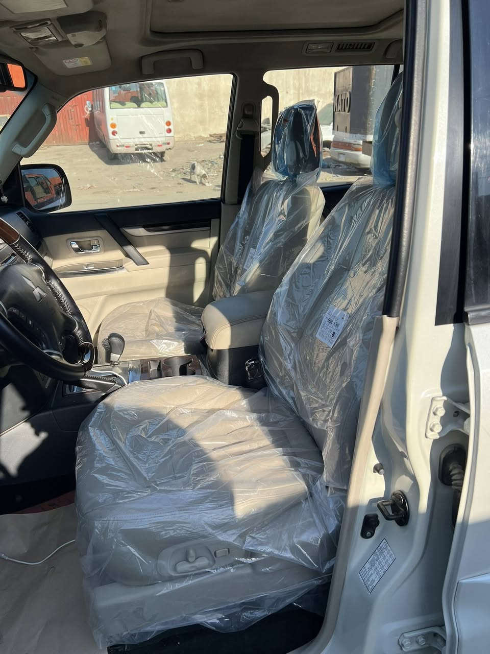 سلام عليكم خوان باجيرو للبيع لون ابيض صدفي كفاله سياره انضف من بل صور موديل 2015 حنتور  كفاله سياره  عنوان بغداد حي اور متواجد بس عل رقم *********** رقم بغداد رقم جديد بسمي
