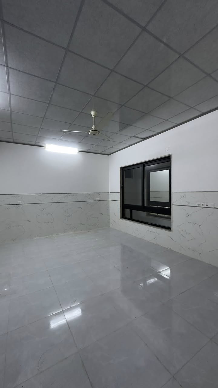 السلام عليكم

دار للايجار في حي السماح الثانيه على الشارع العام 
مساحة ٢٠٠ متر طابق ارضي 
يحتوي على ٢ غرف وهول واستقبال ومطبخ وصحيات 
بدل الايجار ٣٥٠ الف

مكتب صفوان السنجاري 
***********
***********
***********
