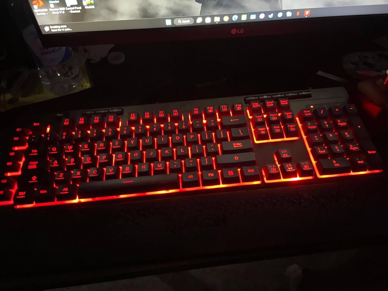 🖥️ للبيع: سيت اب جيمنج متكامل (Setup) بحالة ممتازة جداً 🎮
​السلام عليكم، لعدم التفرغ، معروض للبيع سيت اب كامل متكامل جاهز للاستخدام مباشرة (شغل والعب). الحاسبة بحالة أخت الجديدة، استخدامها خفيف وجداً نظيفة، وكل القطع شغال على الفحص والتجربة المباشرة.
​⚙️ 1. مواصفات الكيس (PC Specs):

​المعالج: Intel Core i7 8th Gen 🧠

​كارت الشاشة: ASUS RTX 5060 OC Prime (3 Fans) 🏎️ (تبريد احترافي وأداء قوي جداً)

​المذربورد: Gigabyte Z390M Gaming 🛠️

​الرام: 16GB DDR4 ⚡

​التخزين: 1TB SSD Samsung 870 QVO 💾 (سريع واعتمادي)

​المبرد: مبرد مائي من Cooler Master 💧 (تبريد راقي وهادئ)

​الباور سبلاي: 750W 🔌

​الكيس: High Tower يحتوي على 7 مراوح تبريد إضافية 🌀

​🖥️ 2. الشاشة (Monitor):

​LG IPS (1080p / 75Hz): ألوان خرافية ودقة غنية عن التعريف، مريحة جداً للعين باللعب والمشاهدة 🎨.

​🔋 3. أنظمة الطاقة والحماية (UPS):

​UPS 2000VA 🛡️: مخصص للكيس لحماية القطع من انقطاع وتذبذب الكهرباء.

​UPS 850VA ⚡: مخصص للشاشة لضمان استمرار اللعب بدون أي قطوعات.

​⌨️ 4. الملحقات والاكسسوارات (Peripherals):

​الكيبورد: Redragon 110% ⌨️ (مع مسند مريح لليد، ممتاز للالعاب والطباعة والمبرمجين).

​الماوس: Redragon 🖱️ (سرعة استجابة فائقة تصل إلى 12,000Hz لـ دقة عالية باللعب) + ماوس باد هدية 🟥.

​السماعة: HyperX Cloud Alpha 🎧 (خفيفة، مريحة جداً للاستخدام الطويل، وعزل ممتاز).

​سبيكرات: سماعات خارجية للمونيتور للمشاهدة المريحة بدون سماعة رأس 🔊.

​نظام التشغيل: تفعيل Windows 11 Pro أصلي وجديد 🪟.

​🪵 5. الطاولات (Desks):

​عدد (2) ميز متوفرات 🪑: واحد جيمنج (Gaming Desk) والثاني كلاسيك بدون RGB.

​الأبعاد: الطول 100 سم × العرض 50 سم × الارتفاع 80 سم 📏 (القياس القياسي المريح).

​💡 ملاحظة: السيت اب فرصة ذهبية للي يدور تجميعة كاملة مكملة من كل شي، بدون ما يدوخ ويفتر بالسوق ويجمع قطع. تعال وافحص براحتك.
​📩 للتواصل ومعرفة السعر: يرجى مراسلتي على الخاص، وإن شاء الله ما نختلف ويا الشراي الصامل. تنورونا بأي وقت! 🙏✨


**إذا كنت صاحب هذا الإعلان وتريد حذفه لأي سبب، رجاءا أرسل رسالة إلى الدعم الفني**