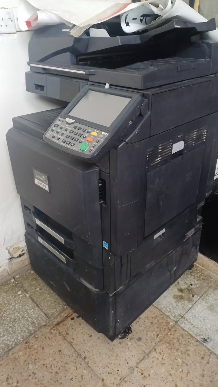 السلام عليكم 
يتوفر غراض معهد 
شاشة ذكية
رحلات 
ميز +كرسي +لوكر +طابعة+حاسبة
رفوف +باترينه 

الموقع بغداد
***********
