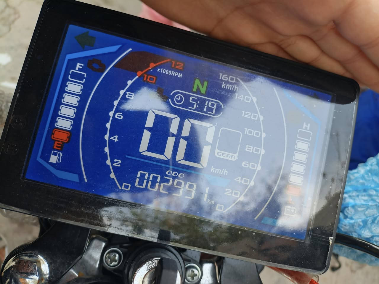 السلام عليكم دراجه سونك للبيع موديل 25 جديده قبل سبوعين نازله من رمبه ومشتغله سبوع فقط عله وضع شركه ماخذيها اب مليون و150 وذابين عليها 150 قفلها مليون مكاني محموديه حي الشهداء مكلف بنشر رقم راعيها‏‪***********‬‏
