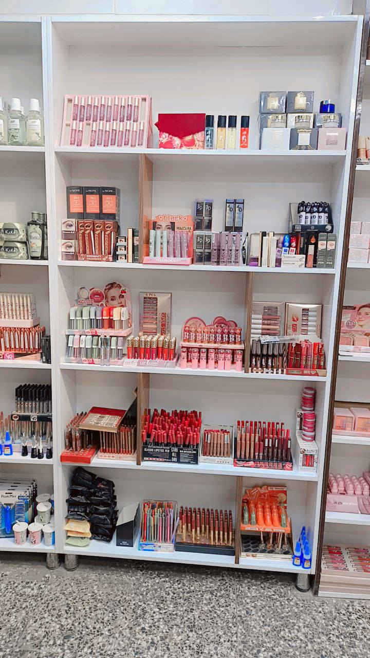 السلام عليكم كوزمتك للبيع
العنوان الرئاسة شارع عشرين 
للأستفسار واتساب ***********
