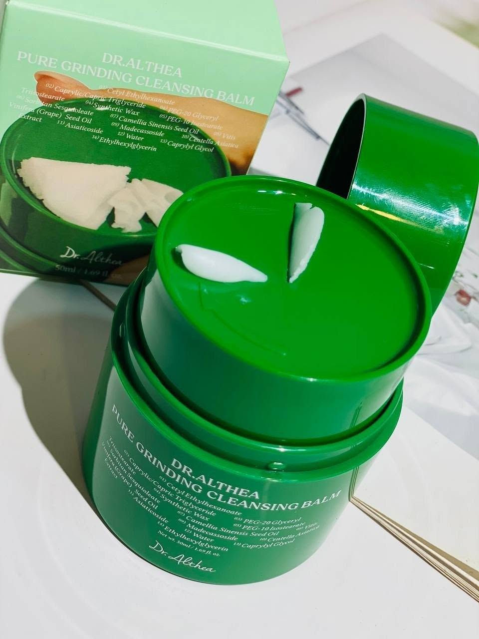 مزيل المكياج والغسول الزيتي من دكتور الثيا ✨🇰🇷 Dr. Althea - Pure Grind Cleansing Balm غسول زيتي (على شكل بلسم) يُستخدم كخطوة أولى والأساسية في تنظيف البشرة ،ولكنه يختلف عن الغسول العادي (الرغوي أو الجل) وظيفته الأساسية: إذابة وتفكيك المواد التي لا يستطيع الغسول المائي العادي إزالتها، مثل المكياج،و واقي الشمس، والدهون الزائدة، والرؤوس السوداء

(بلسم تنظيف وتطهير البشرة من ماركة دكتور الثيا الكورية).يعتبر هذا المنتج بلسم زيتي مبتكر ومخصص كخطوة أولى في روتين التنظيف المزدوج (Double Cleansing) لإزالة المكياج والشوائب

✅ الفوائد :
اهم ما يميز المنتج هوه العبوة  يتم تدوير العبوة لتخرج كمية محددة على شكل شرائط دون الحاجة للمس المنتج باليد أو استخدام ملعقة، مما يمنع التلوث.
✔️ يذيب المكياج الثقيل، المنتجات المقاومة للماء، واقي الشمس، والدهون الزائدة داخل المسام بسهولة.
✔️ تحتوي على 14 مكوناً أساسياً فقط، وهي خالية من العطور والألوان الصناعية، مما يجعله مثالياً للبشرة الحساسة.
✔️ غني بمادة الـ Madecassoside ومستخلص السنتيلا لتهدئة التهيج، وزيوت نباتية كزيت بذور الكاميليا وزيت بذور العنب لترطيب البشرة ومنع جفافها أو شعور الشد بعد الغسيل.
#الاصلي المنشأ كوريا 🇰🇷💯
السعر خاص 
🚘 يوجد خدمة توصيل لجميع محافظات العراق ٤ الاف 🚘
@إشارة


**إذا كنت صاحب هذا الإعلان وتريد حذفه لأي سبب، رجاءا أرسل رسالة إلى الدعم الفني**