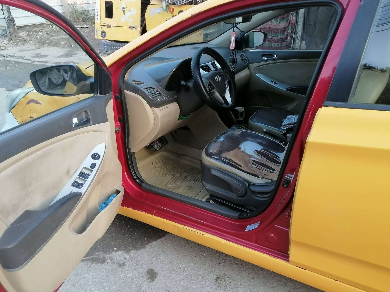 السلام عليكم اكسنت لبيع موديل ١٤ مكينة
1400 سياره حلوه ونضيفه بيهة حادث جاملغ امامي جهت سايق معمر   نفسه ال
سعر ٧٥ وبيهة مجال  راعيهة يريد مداور موجود سياره مصفره هيئة وغرامات مكان سياره ديوانيه  ***********
