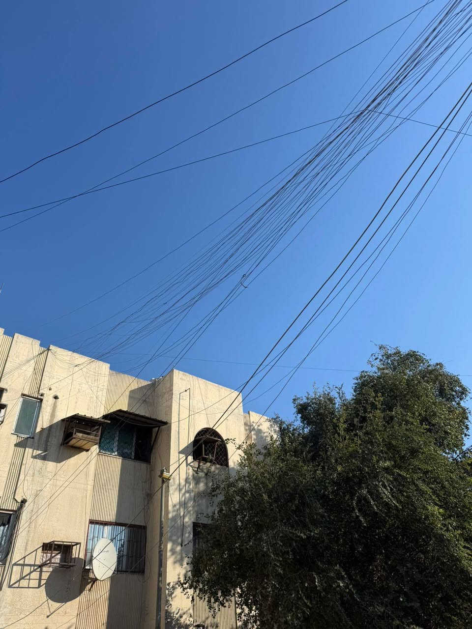 شقه للبيع ملك طابو صرف طابق ٢ صاله + ٢ غرف نوم + مطبخ + حمام + تواليت + بلكونه فارغه جاهزه لسكن العنوان مجمع ٦ خلف العاب السيديه اي ستفسار على الرقمين *********** او *********** مكتب عقار
