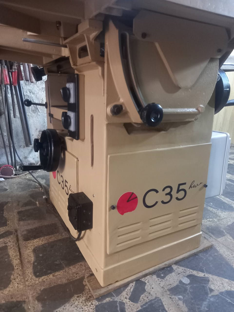 مجموعه يطاليه خمس عمليات نضيفه سعر ٣٨٠٠،٠٠٠ مكاني بغداد رقم ***********
