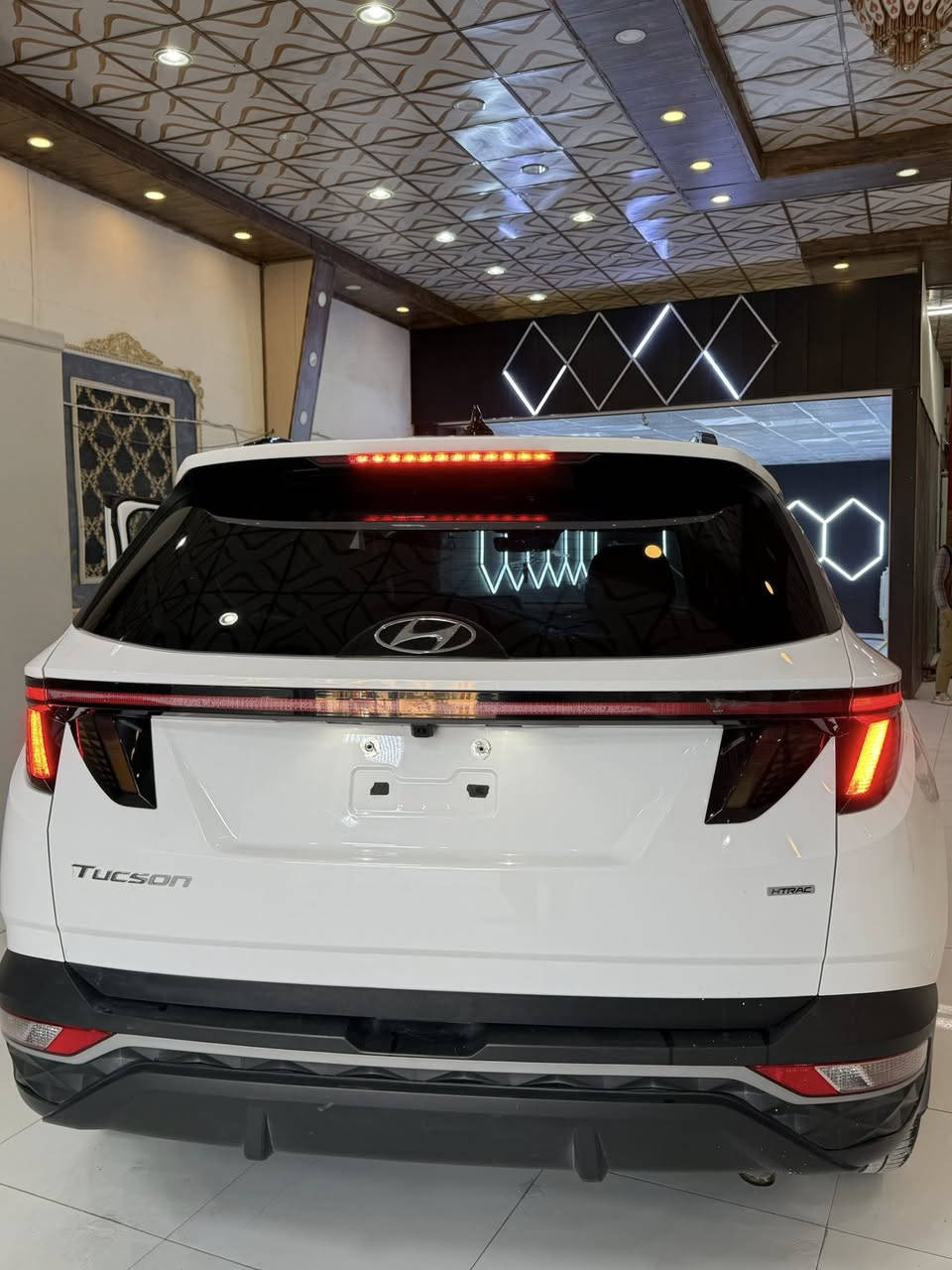 توسان 24 فور ويل
مواصفات فتحة سقف ، باب كهرباء ، تشغيل عن بعد ، كشنات جلد كهرباء تحكم 
محرك 2500 قوي و اقتصادي 
السيارة بحاله ممتازه وجاهزة للاستخدام بدون اي مصاريف
 
قبل لتخابر شوف كل التفاصيل مذكوره بالصور فحص سونار +صور الحادث (علما القمارة انصبغت توحيد لون الضرر فقط مقدمة القمارة مثل ما مبين بالصور وايضا الباب الخلفي انصبغ بدون ضرر)
السياره ماشية ٩ الف و بدون رقم
سعر السيارة 155 بيها مجال بسيط
للتواصل ***********
*********** واتس
