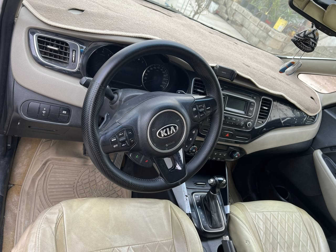 سلام و عليكم…
من رخصة الادمن…
كيا كارينز ٢٠١٤تسجيل اول مره من شركة
سبعة راكب
حجم المكينة ٢٠٠٠
ماشية ١٧٠الف كيلومتر 
مابيه صبغ مكفولة من الضربة
بس بيهه كارت و تكحيل 
سنوية و رقم جديد لحد ٢٠٣١
سعر ١٦٥وبي مجال 
بشرط تحويل و غرامة
مكان السيارة كلار 
رقم موبايل ***********
