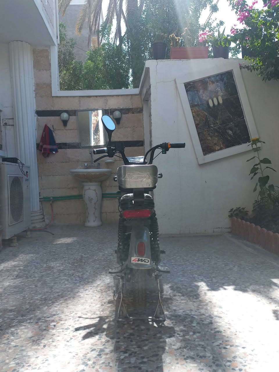 سلام عليكم دراجه حجم 14نضيف ما بيه شي بس سكليتر مبدل شاير شغاله لايت شغال بصمتين وسويج  السعر 200وبيه مجال هواي حك الجيه 
مكاني بغداد حي الجهاد
التواصل *********** مستعجل عله بيعته

