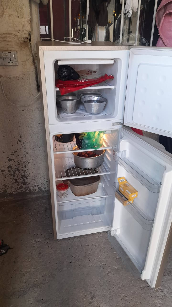 السلام عليكم ثلاجه لبيع 9 قدم مستعمله قليل جديده  ايضا عبايه جديده لبيع
هاتف ***********
