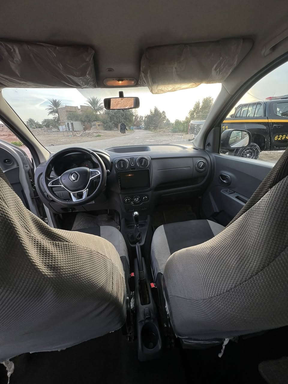 السلام عليكم رينو لودجي موديل 2019 سيارة استلمتها 2021 عليها اقساط 6 اشهر وتخلص 7راكب سيارة جاهزة اسبير مال شركة بعده وكتلوك الشركة بعده بيها طخة بالباب الخلفي صغيرة رقم بغداد لون سلفر للأستفسار ‭٠٧٧٣ ٤٤٩ ١٩٧٠‬
