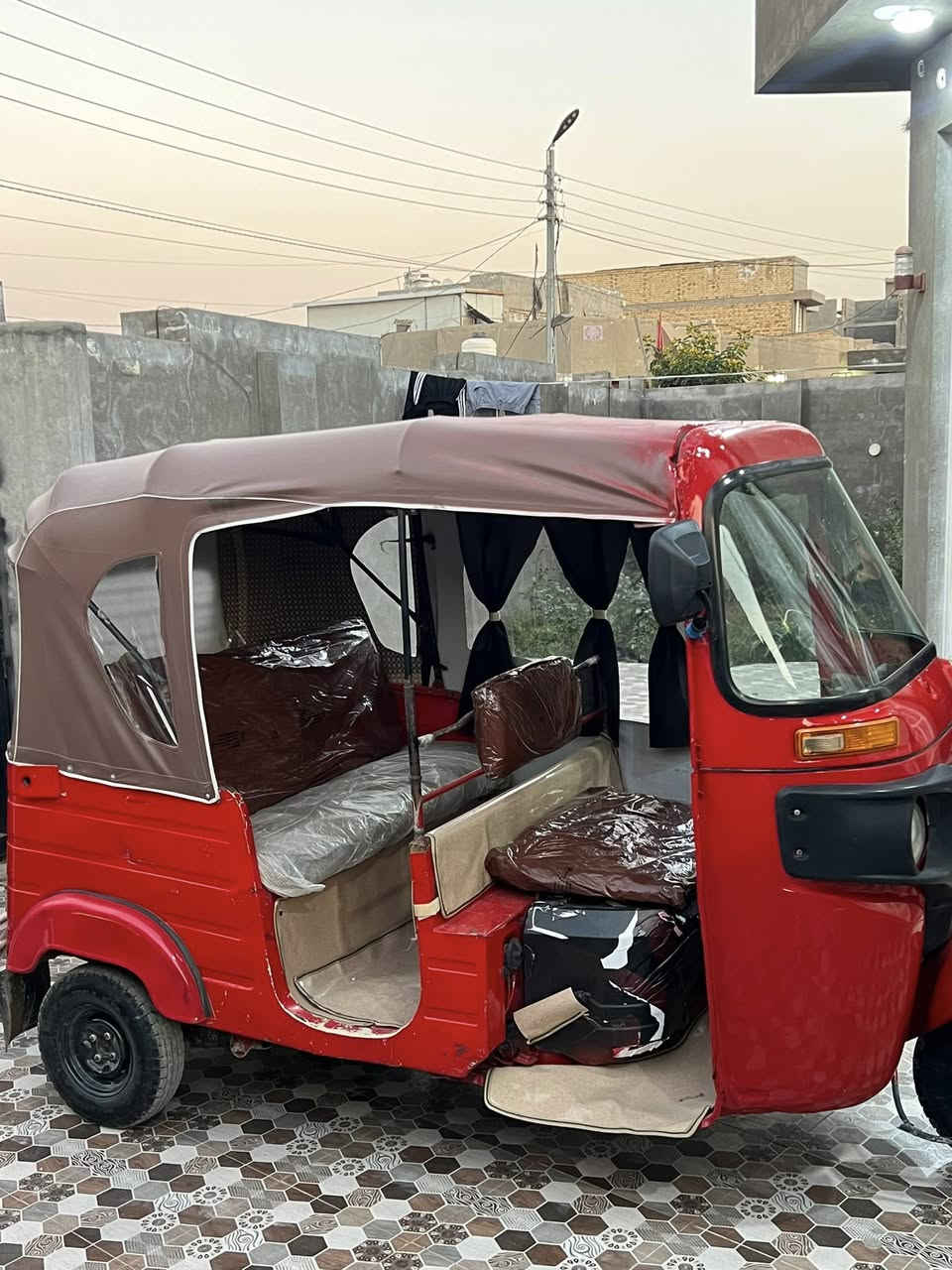 السلام عليكم تكتك للبيع موديل 17 شهر ال 10 

أوراق مكفوله لحد الترقيم 

حداديه كامله مكفوله 
مكينه عشرين مكفوله من تنقيص وتبخير 

تخم تاير جدد 
كهربائيات كله شغاله 
تكتك احله من الصوره 

العنوان حله الحمزه الغربي 
سعر 3 و 250 وبيه مجال 

 اتصال :  ***********
