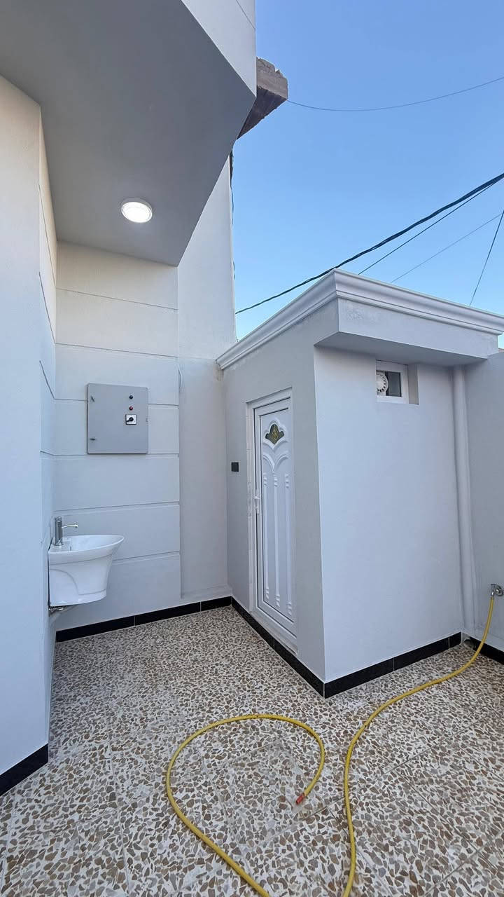 السلام عليكم كربلاء 
دار للبيع مساحه 125 متر
طابو صرف منطقه حي الامير الثانيه 👍
مجاور سوق حي العامل الاخير 
واجها 6.250 
ونزال 20
بناء حديث طابوك جمهوري شغل درج اولئ فول
غرف عدد ٣
استقبال صاله عدد ٢  
حمامات عدد ٣
البيت جاهز للسكن تانكي مغاسل گيزر
استفسار ***********
*********** واتساب
