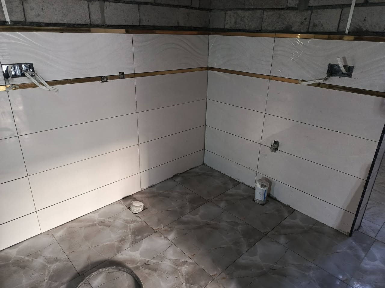 السلام عليكم كادر سيراميك متفرق
وبسعار مناسبة ارضي جدار اتصل وتبشر 
***********
