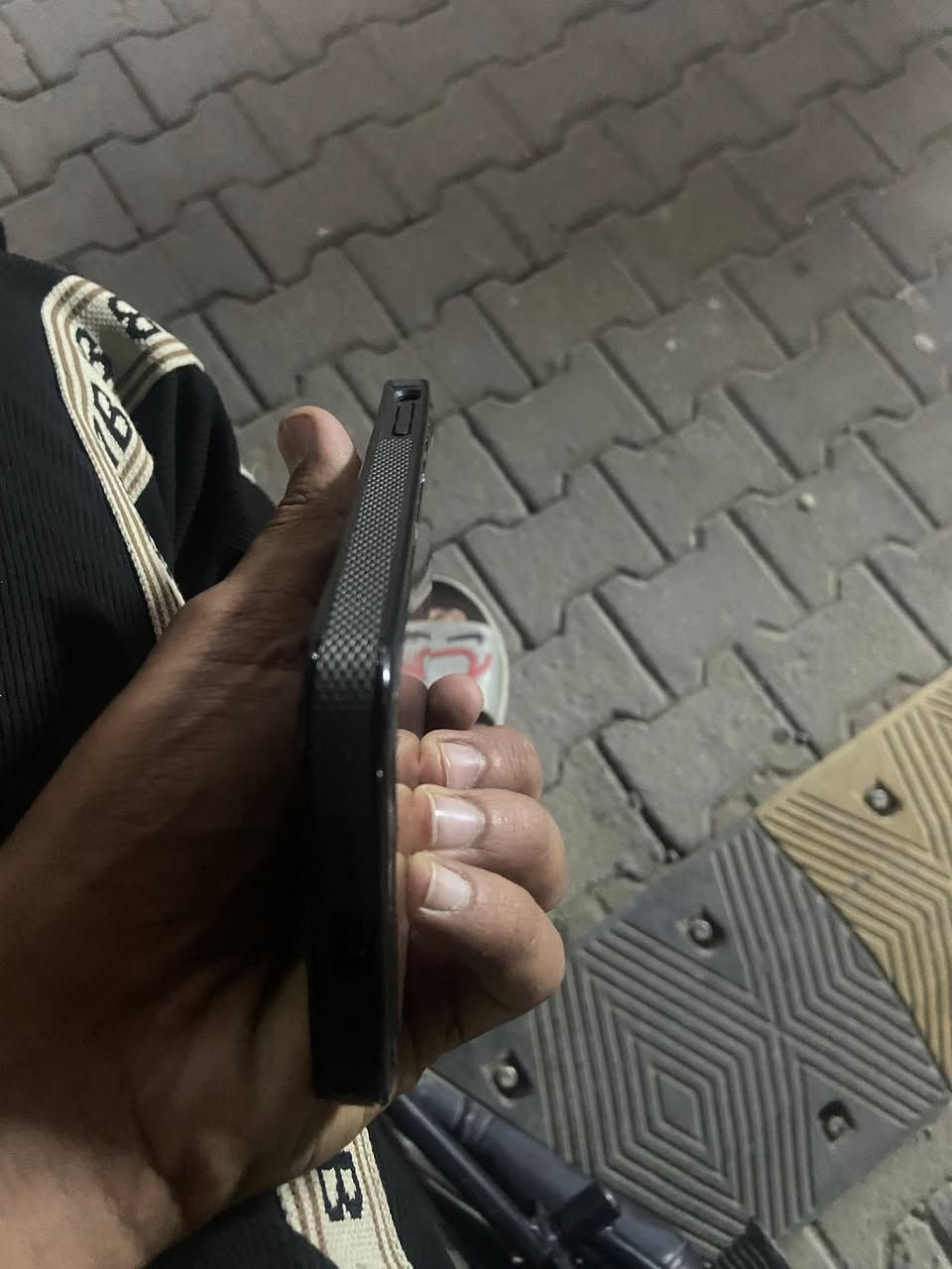 ١١ برو ماكس ذاكره ٢٥٦ بطاريه ٧٦ مستبدل شاشه اصلي مال تفصيخ فيس إيدي شغال كلشيء شغال فلاش كامرات مابيهم اي شيء ضهر مالته تعبان بس سعر ١٧٥ مكاني شعب حي اور ***********

