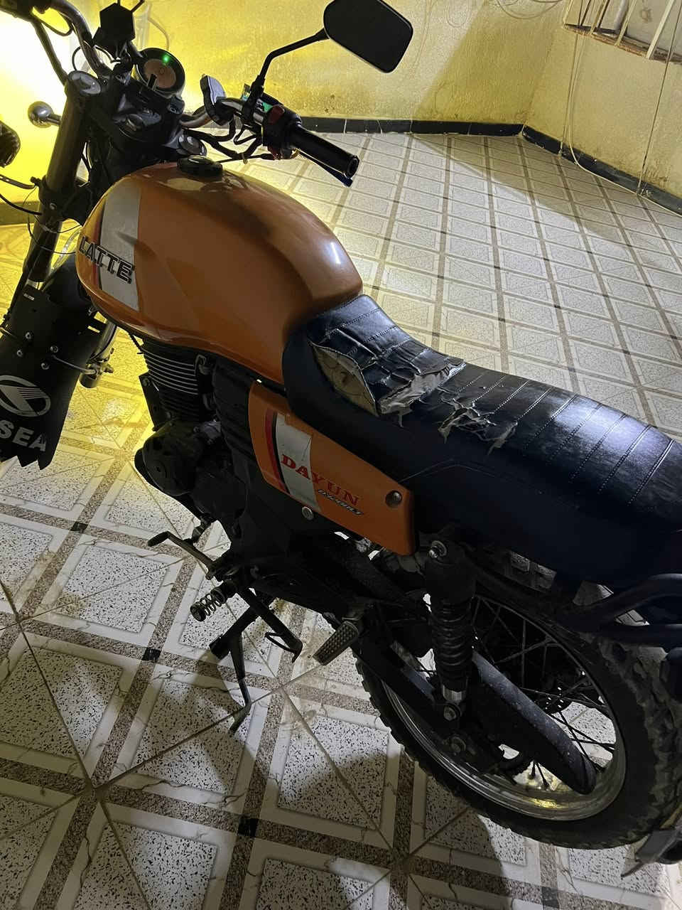 السلام عليكم دايوان لايتي للبيع موديل ٢٢ مرقم صلاح الدين بسمي وهذا رقمي ***********
