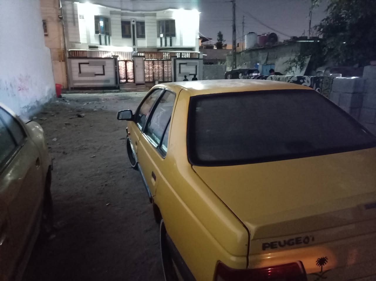 سلام عليكم سياره بيجو 405موديل16سياره حلوه وجهزه مابيه تبديل صولياته كامله رعيه موجود بس يسدد يحولك كبل اريد مراوس بيضه او محور تصال وتساب موجود لمعنده مروس لا يرسل *********** لعنوان بصره
