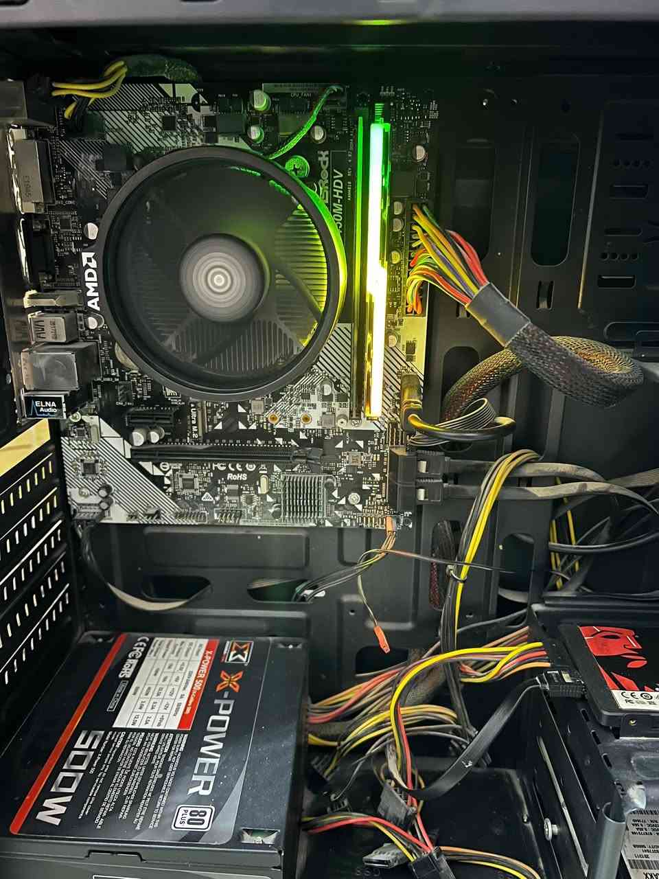 حاسبه للبيع مواصفاتها
* CPU: AMD Ryzen 5 3400G with Radeon Vega Graphics (3.70 GHz)
* GPU: NVIDIA GeForce RTX 3060 12GB
* RAM: 16GB DDR4 (2667 MHz)
* Storage:
    * 256GB SSD
    * 500GB HDD (WDC WD5000AAKX)
* Total Storage: 704GB
* System Type: 64-bit Operating System, x64-based Processor 
سعررر 880 و بيها مجال للشراي


**إذا كنت صاحب هذا الإعلان وتريد حذفه لأي سبب، رجاءا أرسل رسالة إلى الدعم الفني**