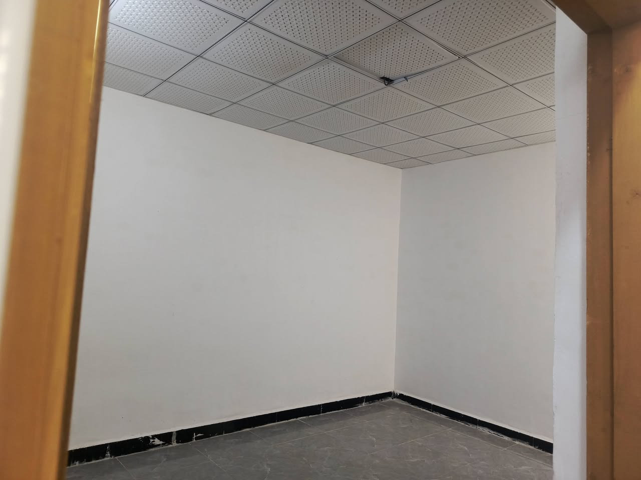 الدار مساحه 75 متر مقابل ملحق قريه غدير السعر 22 بي مجال *********** غرفة صاله مطبخ ستقبال تخاريج
