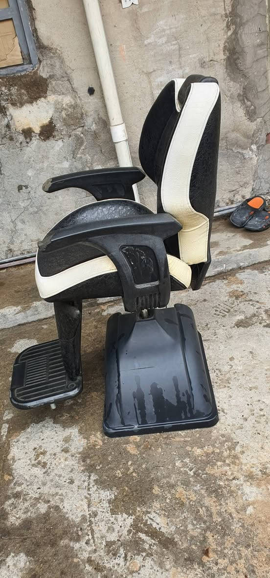 سلام عليكم شباب كرسي حلاقه شيروكي جك كامل  بي باليده ضربات والصفحة مال الضهر مثل ماواضح مكاني حي الفرات قرب مطار بغداد الدولي السعر ٢٠٠ الف


**إذا كنت صاحب هذا الإعلان وتريد حذفه لأي سبب، رجاءا أرسل رسالة إلى الدعم الفني**