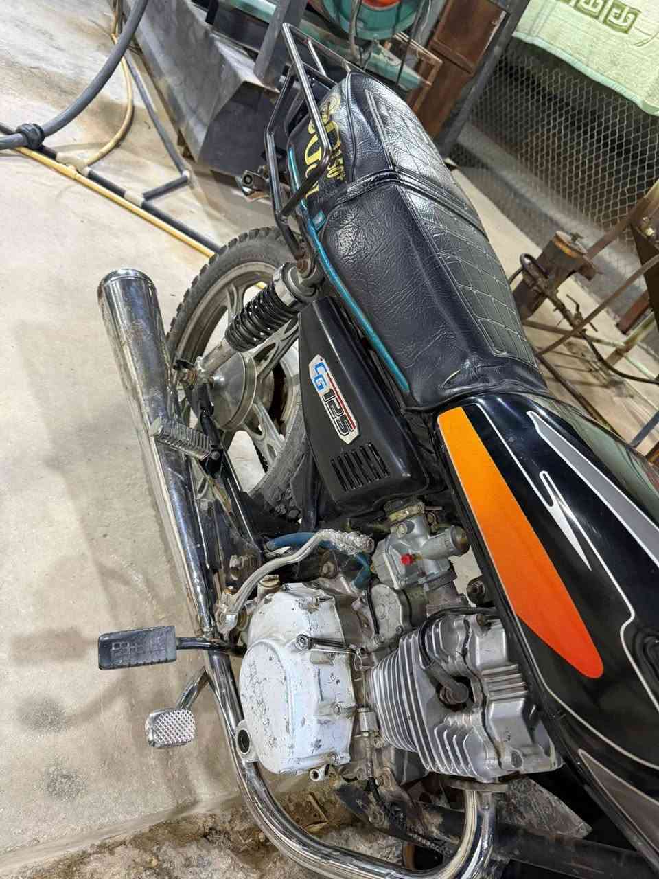 السلام عليكم دراجه للبيع 5 كير السعر 350 قفل الدراجة مثل ما موضح بالصور
سلف شغال صدر جديد 
دشبول شغال
كهربائياته كلها شغالة
زوج تايرات جدد امامي خلفي
***********
