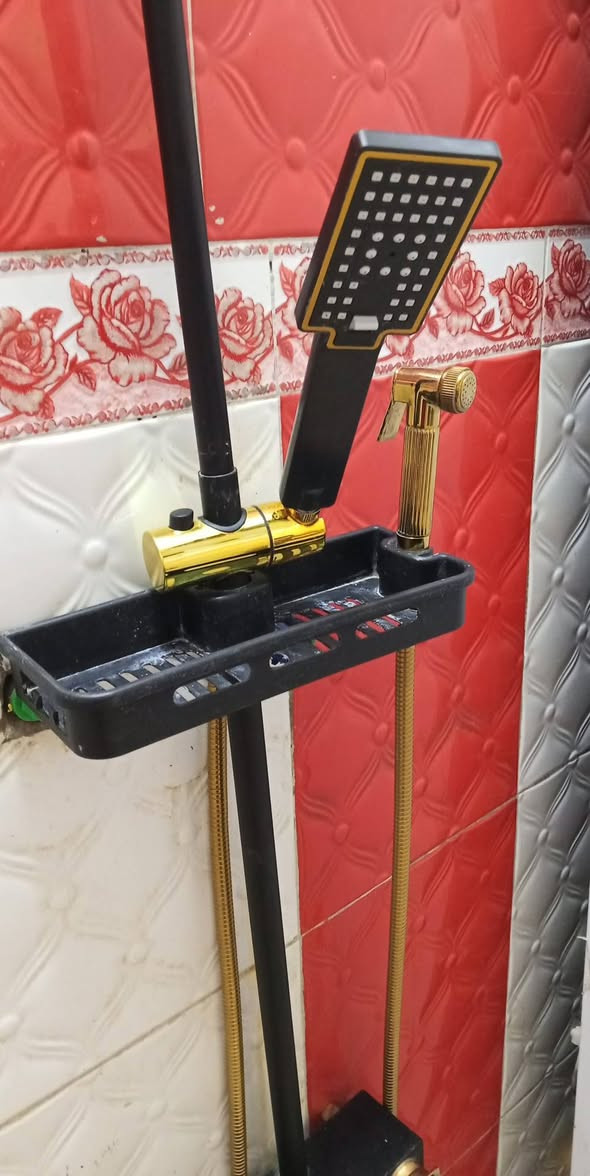 بهذا الشكل دوش مستخدم قليل.  خلي سعر واخذه


**إذا كنت صاحب هذا الإعلان وتريد حذفه لأي سبب، رجاءا أرسل رسالة إلى الدعم الفني**