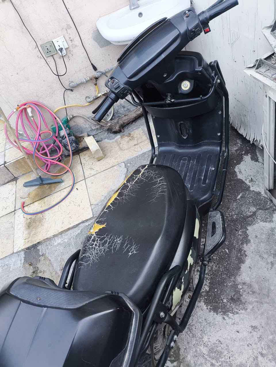 دراجة شحن مدرعه مابيها اي عطل بطاريات جديده صار شهرين من بدلتهن من شركه الصقر بيها 3 كيرات تمشي 100 مثل ماموضح بل فيديو السعر خاص او ***********

