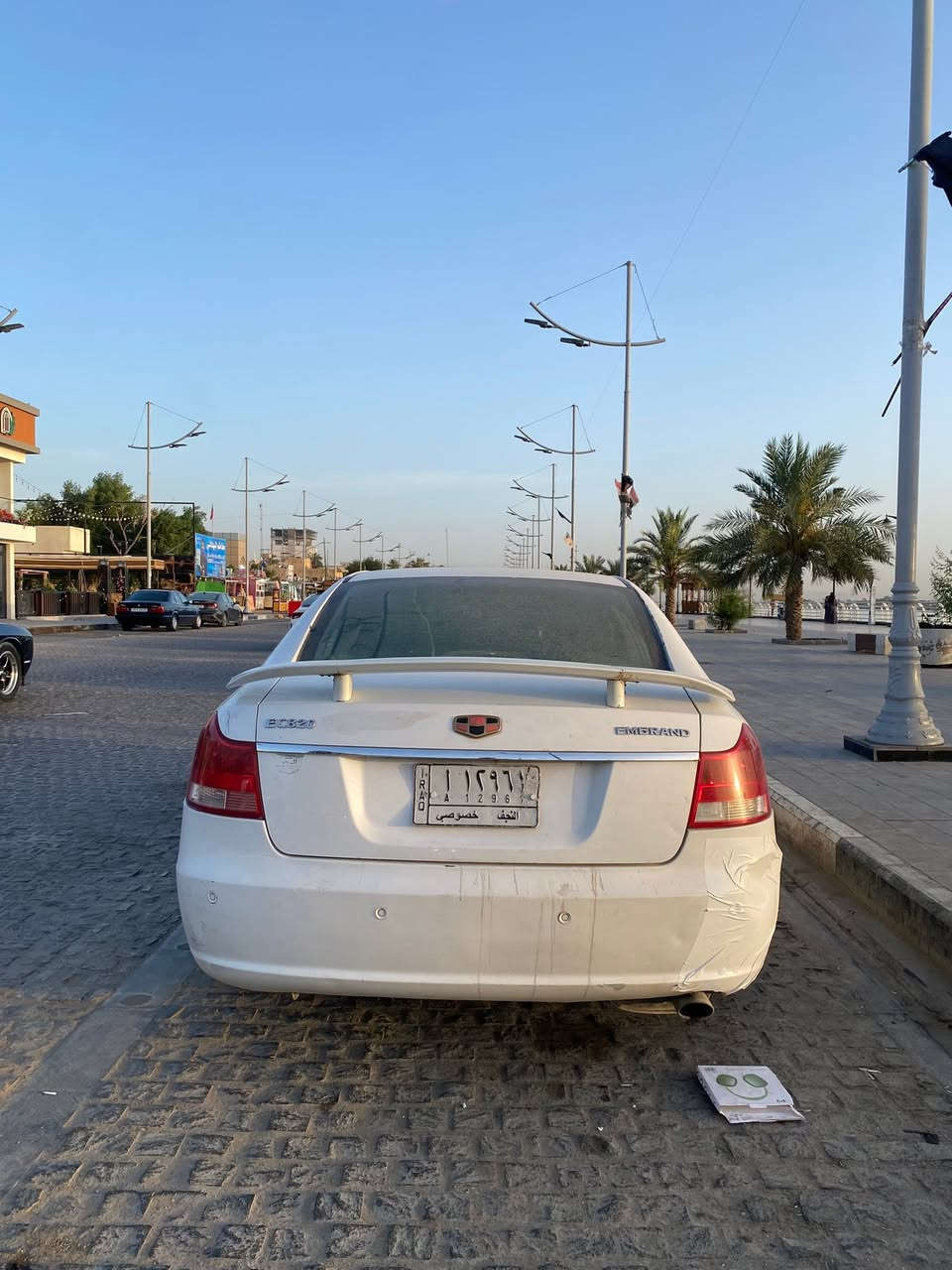 63 وبيهة مجال
جيلي Emgrand EC8 موديل 2013 

السنوية: نافذا

السيارة باسم ولد من ديوانيةوالتحويل ثاني يوم مباشرة.

المحرك: ميتسوبيشي (Mitsubishi) بحجم 1800 متصرف بنزين

خزان الوقود 70 لتر تقريبا وتتقبل بنزين العادي

ناقل الحركة (الكير): أوتوماتيك مع نظام سبورت (Sport Mode) للتحكم اليدوي.

سستم سماعات: نظام صوتي متكامل  توزيع محيطي (أمامي وخلفي وسماعة خلفية عميقة والتحكم بالصوت من الشاشة)

الشاشة: شاشة أندرويد نوعية راقية + كاميرا خلفية + حساسات خلفية.

الكشنات جلد بلاد مغلفة بالكامل بحافظات كشنات 

السقف: فتحة سقف 

التبريد قطعتين (أمامي وخلفي) فقط نقص غاز بيها 

الواقيات الشمسية حجم كبير

التحكم: جامات كهرباء (درجتين) + قفل مركزي وأمان للأطفال + مري كهرباء مع إشارات وشطف يدوي.

التنبيهات: تنبيه مسافة (حساسات للخلف) + تنبيه حزام الأمان( للسائق) + تنبيه السرعة حسب طبيعة الشارع+ تنبيه الأبواب + تنبيه نظام سرقة

كل الأزرار والدكم شغالة، صندوق واسع 500 لتر، بردة خلفية، تكايات وسطية. لامام والخلف وبها حاملات اكواب وجيوب خزنة متنوعة وذكية بنظام الضغط ( السبرنك) تفتح وتغلق + سبير بالصندوق 

السعرالمطلوب 63 وبيهة مجال 

 🚨🚨 عليهة غرامة 400 الف طيح من سعرها 

مكاني البصرة الجبيلة شارع السايلو. باقي تفاصيل 

***********1
