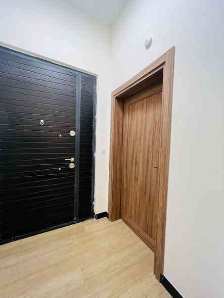 شقق للايجار في منطقة زيونة محلة 714
المساحة 200 متر حديث درجة اولى
تحتوي كل شقة على 3 غرف نوم استقبال مطبخ مدخلين طابق ارضي + طابق ثالث

     *********** مكتب بوابة زيونة العقارية

    *********** مكتب بوابة زيونة العقارية
