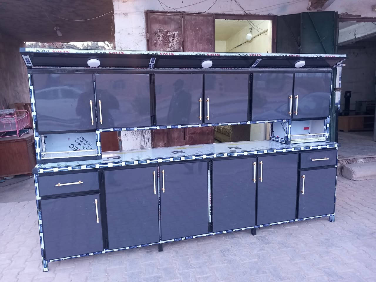 معرض ومعمل الاخوين لبيع وشراء الاثاث الجديد والمستعمل عمل انواع المطابخ والكاونترات حسب طلب الزبون انواع الجزامات ولدواليب  والكناتير الامنيوم يوجد اقصاد على مدار  6 اشهر اي موديل بالك بس دز الصور والقياس واحنه حاضرين العنوان الانبار القائم مقابل مركز الشباب هاتف ***********
