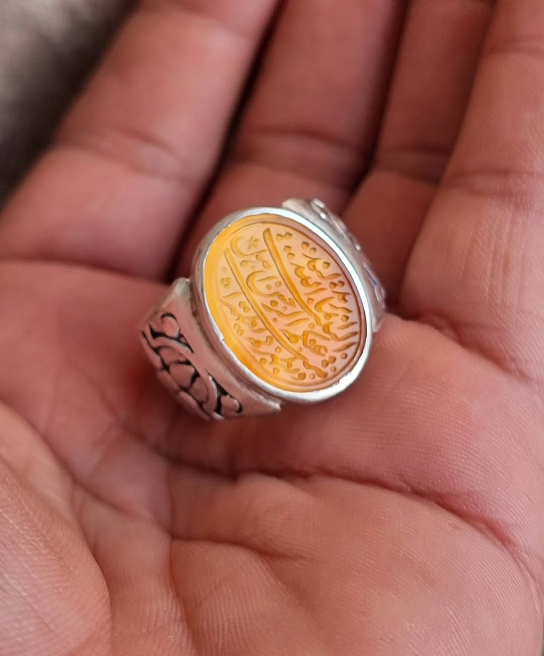 عقيق يماني اصفر زعفران مخطوط خط يدوي محمد همداني 
🍋انما يريد الله ليذهب عنكم الرجس أهل البيت ويطهركم تطهيرا 🍋بصياغه يدويه ثقيله للبيع مكاني بغداد يوجد توصيل إلى جميع المحافظات للبيع فقط فقط أحبتي ما اراوس بس ابيع 
***********
