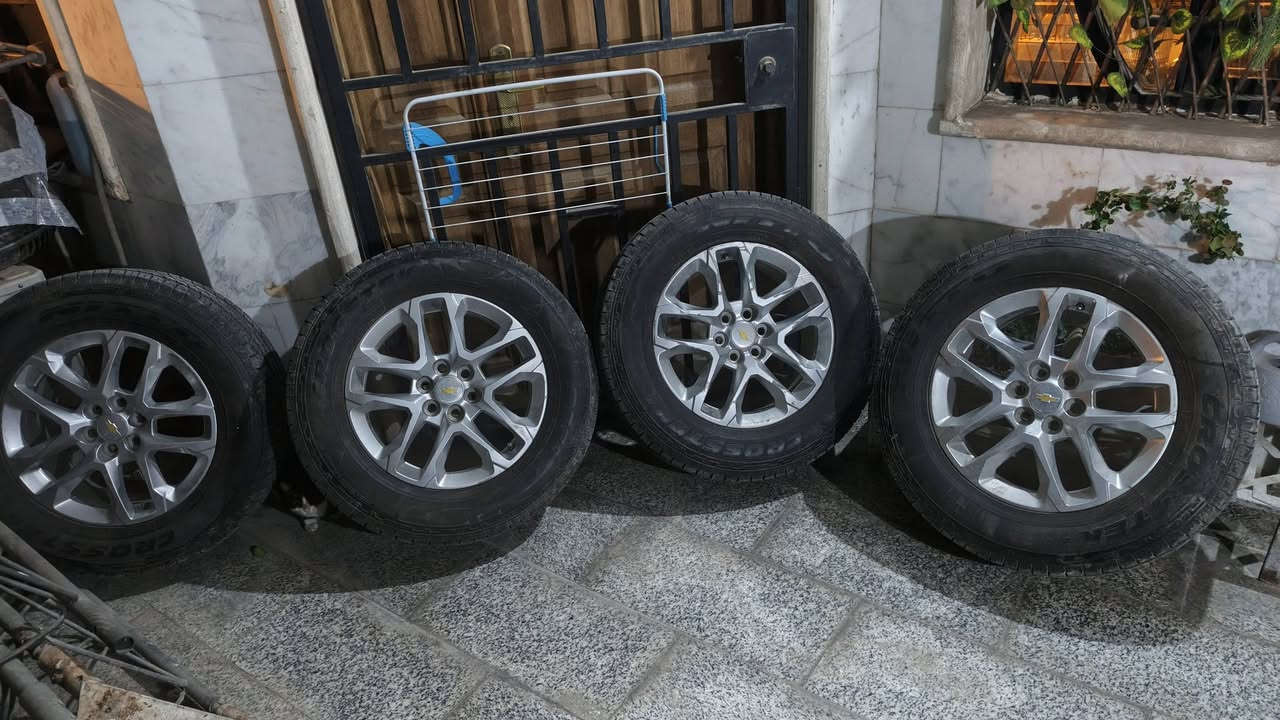 للبيع تخم ويل ترافرس حجم 18 اصلي وكاله مع 4 تايرات نظيفه جدا مشدود وكامل بلنص حجم
255 / 65 / R 18
الي يدور طسه خفيفه 
مكاني بغداد 
***********  +  واتس اب
