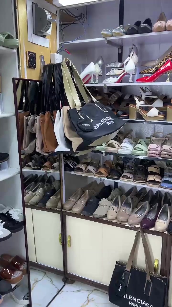 يسعد مسائكم بالخير زبائنا الكرام 
كل ماهو جديد ومميز تجدونه لدى احذيه وحقائب علاء 
توت باك الحجم الكبير جلد وبسعر 5 آلاف فقط 
للحجز مراسله البيج او واتساب ***********
توجد خدمه توصيل داخل القضاء وجميع محافظات العراق
