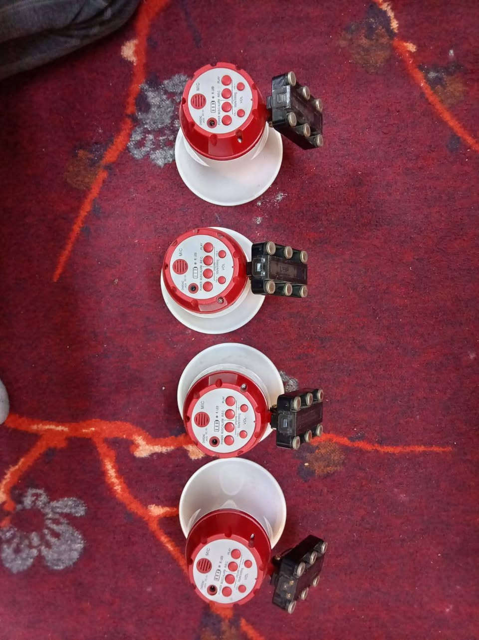 اربع مكرفونات للبيع بطاريات و شحن يصيرن مستخدمات شي قليل سعر الواحد 8000 الشراي يخابرني هاذا رقمي 
***********
