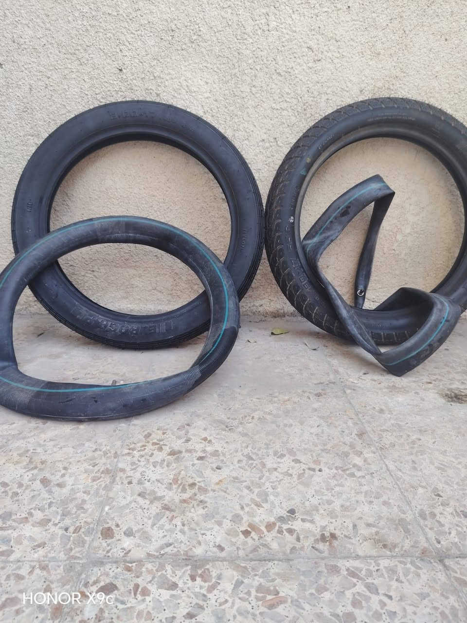 السلام عليكم تايرات بوكسر خلفي وامامي هنه والجوابه مالتهن تايرات جدد اول ما اشتريت الداجه شلتهن اشتريت جوبلس وهسه اريد ابيعهن هنه وجوابتهن ما مستخدمات وما بيهن اي بنجر جدد ونضيفات كلش مكاني بغداد البياع رقم الهاتف ***********
