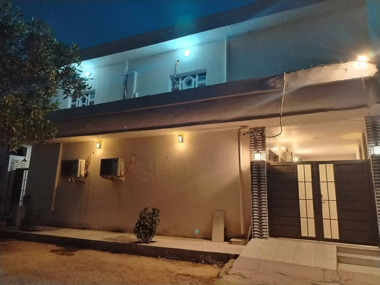 بيت للبيع حي القاهره
📍 الموقع: شارع الكورنيش / مستشفى الطفل / قرب مطعم أسماك الدكتور
📐 
🏡 يتكون من طابقين:
🔸 الطابق الأول:
غرفة نوم
صالة
غرفة استقبال
مطبخ
صحيات
🔸 الطابق الثاني:
صالة
3 غرف نوم 
مطبخ 
صحيات 
مخزن
للاستفســـار خــــــــــاص 
***********
