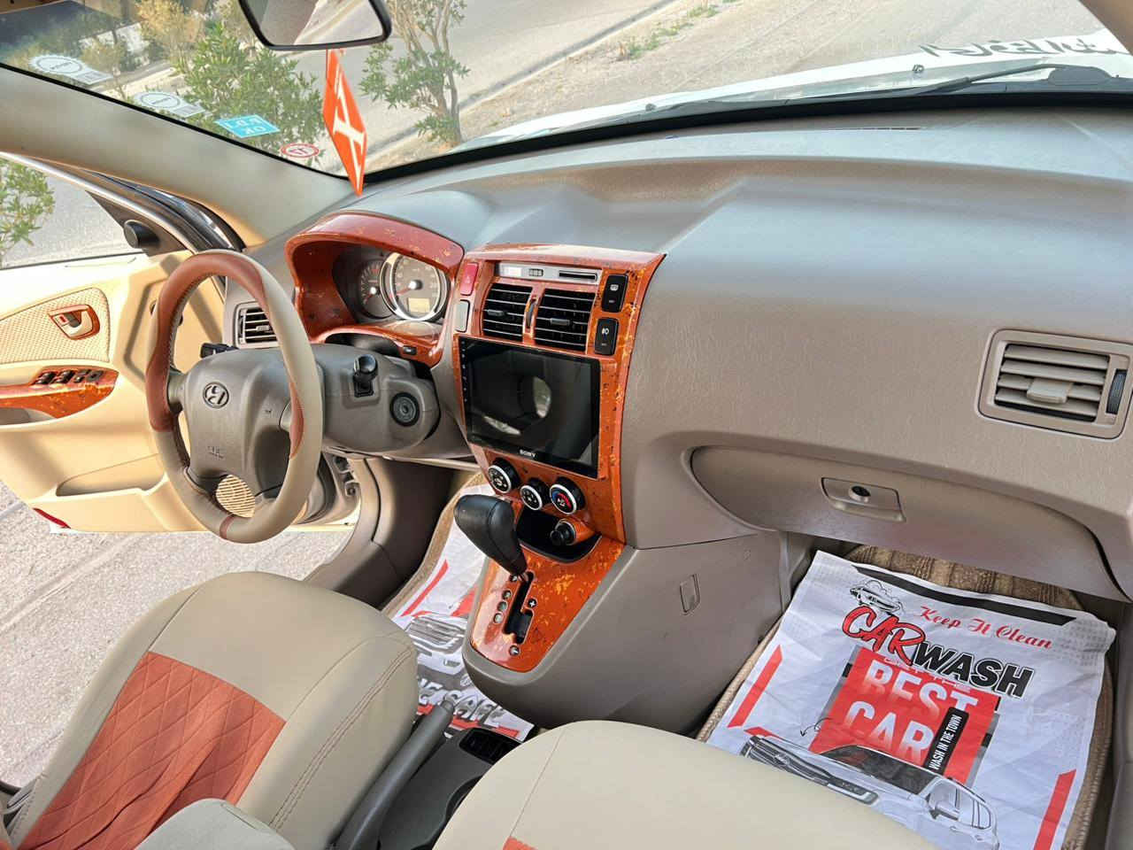 هونداي توسان موديل 2010 خليجي
مكفوله كفاله عامه ضربه وصبغ وتبديل 
رقم بصره مميز مشروع وطني
فول مواصفات فتحه شاشه كامره خلفيه 
داخل بيجي 
محرك 2.400 
ماشيه //145// 
السياره جديده وجاهزه من كلشي 
السعر //118 //والشراي يتصل 
***********
مكاني البصره البصرة, العراق
