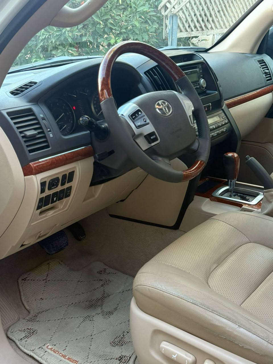 تويتا لاندكروز موديل 2014
 بريم اصل جديدة جدا 
ماشية 149 الف 
رقم بغداد بأسمي
مكفولة من كلشي عدا بارد بسيط
مواصفات البريم الفول
سنوية تنتهي ب 2027
شادلها منظومة زنون اصلية 
كير محرك حدادية تبريد كفالة 
السيارة بدون اي نقص على ايدي
  العنوان 
حي الحسين
رقم صاحب سيارة ***********
