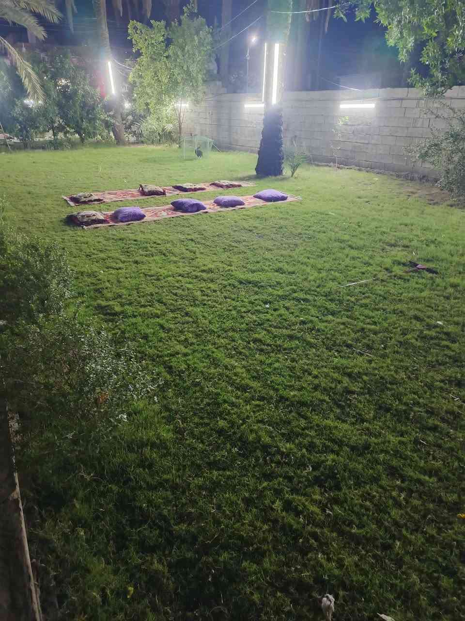 دار في بوب الشام مساحة 950متر عله شارع رئيسي يتكون من ثلاث غرف نوم استقبال كبير حولي عدد اثنين مطبخ حار وبارد منطقه حديقة اماميه وخلفيه كامل خدمات تبليط مجاري كهرباء ارصفه زراعي سند ١٧مشمول بلتطويب سعره 180رقم***********
