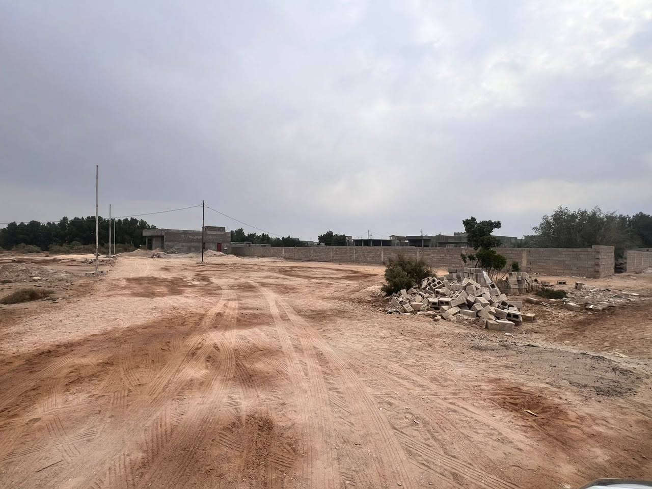 سلام عليكم بيت للبيع وقطع للبيع
النشوه نهايت السايدين تبعد عن الشارع 200 متر
ورضه ومدرسه يمة روضه والمدرسه تبعد 50 متر عنه
***********
