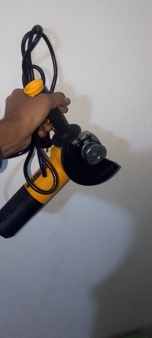 ياالله
معدات للأيجار 
وايضا مستعدون 
لصيانة انابيب الماء 
وتركيب المراوح السقفيه
ونقاط الكهرباء 
و***********
