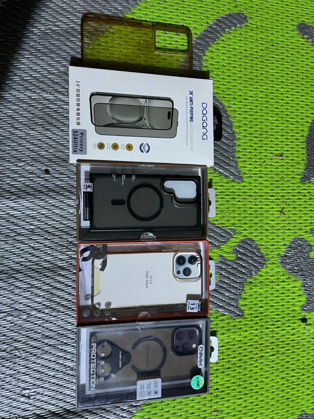 عندي مجموعة من أغطية الحماية للشاشات والجوالات بموديلات مختلفة مثل iPhone 13 Pro Max و Samsung S24 Ultra. الأغطية توفر حماية قوية وتصميم أنيق ومزودة بميزات مثل مضاد التجسس ومقاومة البصمات. مثالية لحماية هاتفك وجعله أكثر جاذبية.