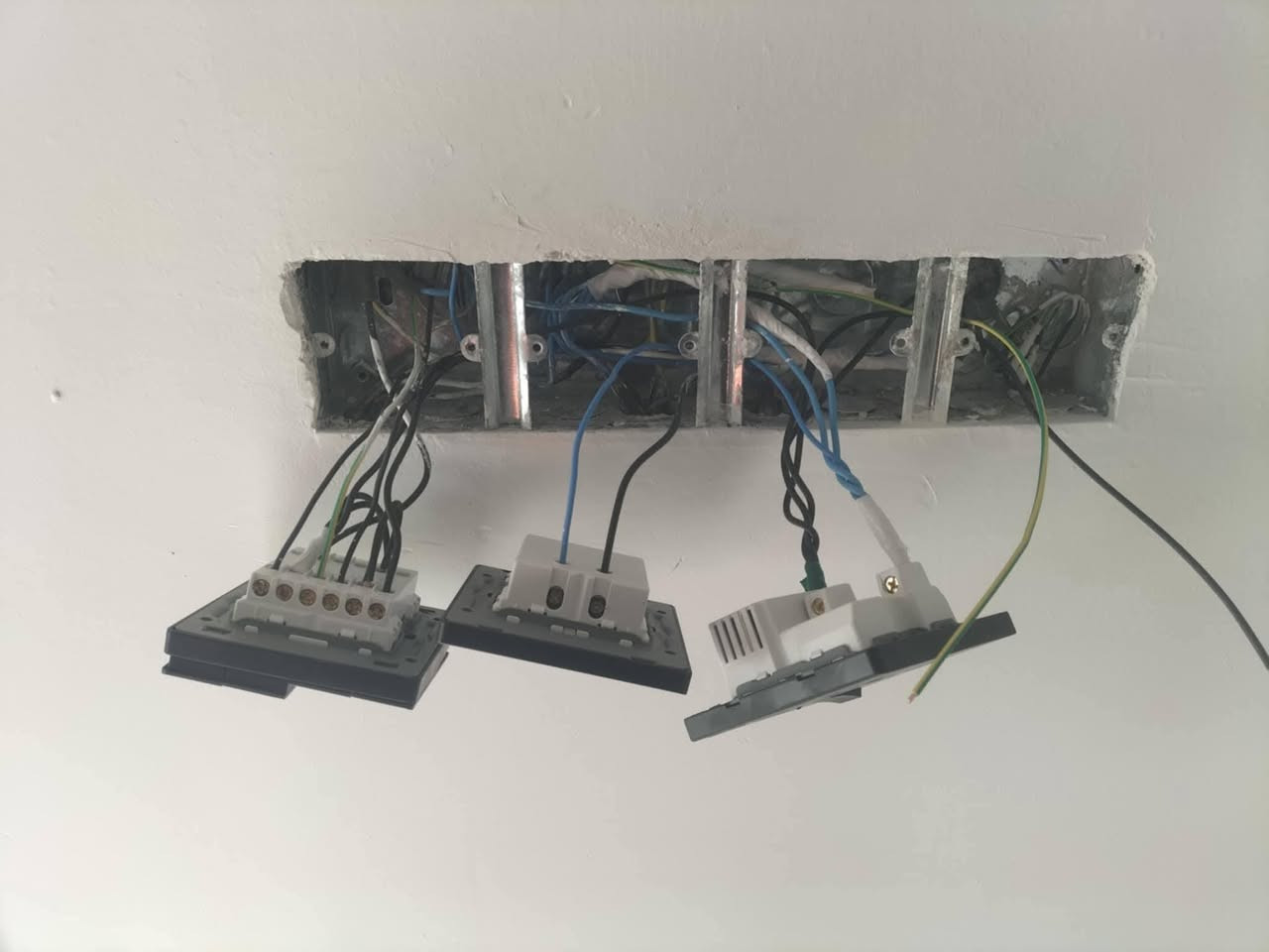 تأسيس كهربائيات عامة⚡️
- سيمنز 
- بوري 
- منظومة كاميرات 🎥 
- منظومة انترنت 🛜 
- منظومة ستلايت 📺
-منظومة اطفائية حريق 🚭☄️🔥🚨

للتواصل هاتف او واتساب 
***********📞📞📞
