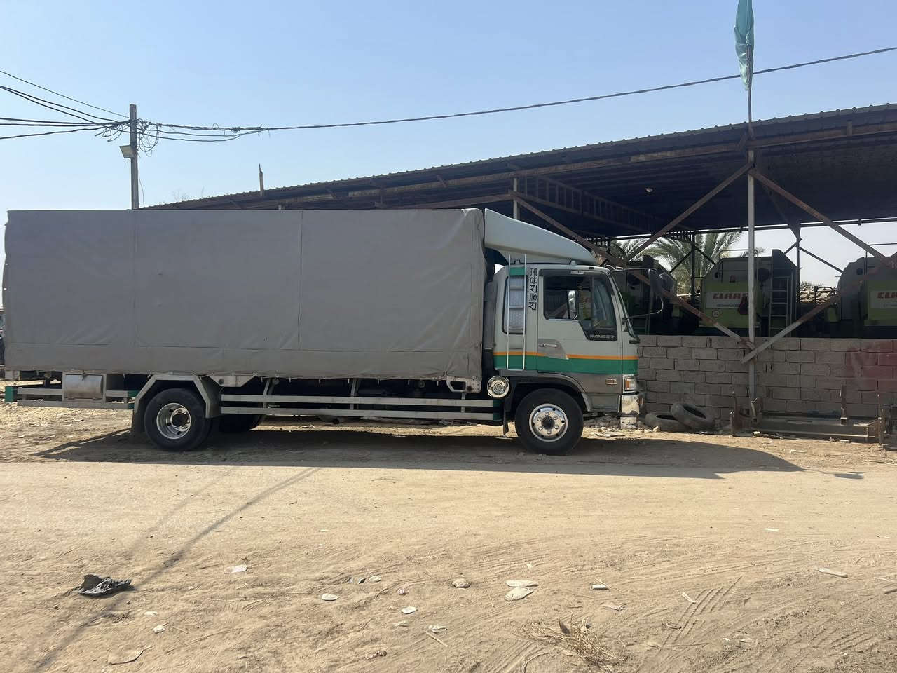 السلام عليكم  سياره هينو طيره  مكفوله من كلشي كير محرك الطول سته وربع بلادي شركه مكينه 80 سوبر مافتوحه مكينه شركه  تخم تاير جديد بيه محجر وجادر مال مواد انشائيه مال عمل في مجال شركات سياره جاهزه للشغل  السعر ١٧٥بيه مجال 
هذه رقم تصال ***********
