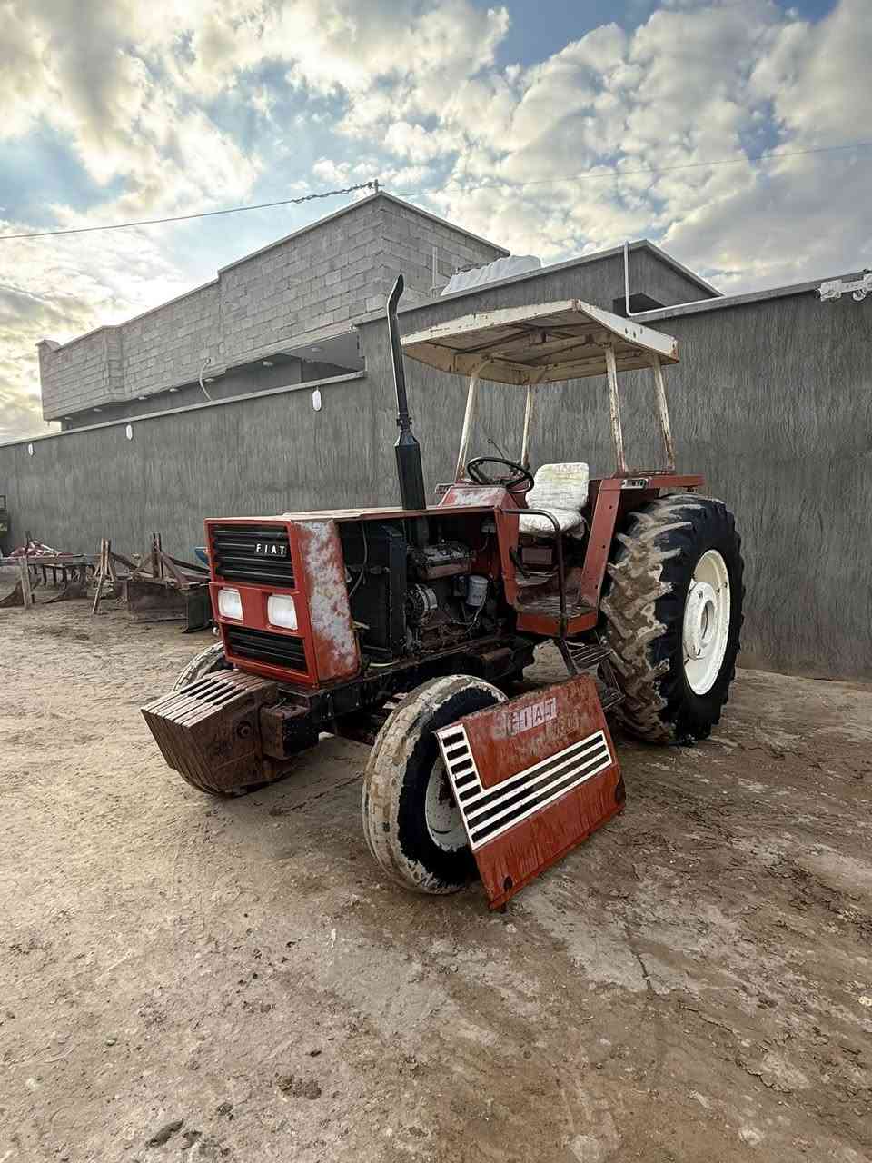 السلام عليكم ورحمة الله وبركاته مكلف بالنشر للبيع بالنقد او الآجل
متوفر تركتر فيات موديل ٨٣ 
جاهز للعمل بدون نقص مع معدات زراعية كاملة
فدان شركة اصلي إيطالي 
خرماشة تركية ١١ سن 
عربانة عمل درجة أولى 
هولدر مبيد تركي 
ناثرة سماد تركي 
معدلاني 
ديچر 
مرازة 
للبيع بالنقد او الآجل حسب الاتفاق للاستفسار اكثر الاتصال بالرقم 
***********
