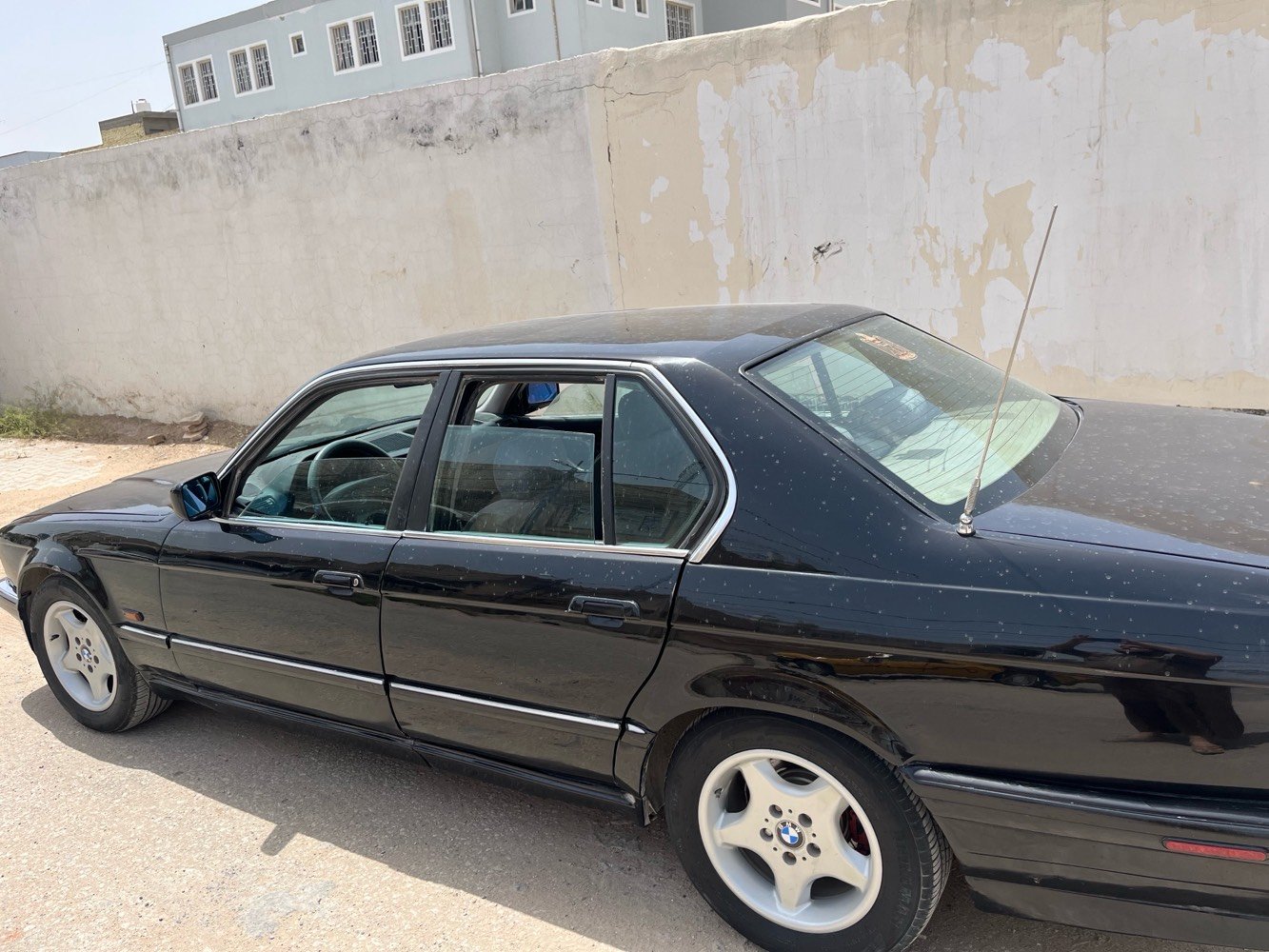بي ام موديل ١991 سيارة باسمي سنوية لل٢٩ رقم دولي بيها نقوصات قليلة ٣٣ وبيها مجال الاستفسار على الرقم***********.